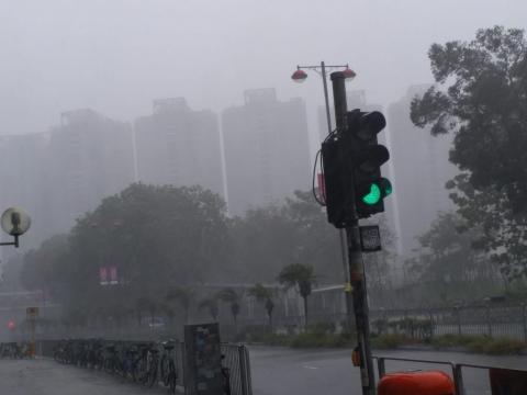 超强台风山竹雷霆万钧登陆 狂风暴雨罩香港 大楼摇晃（组图）