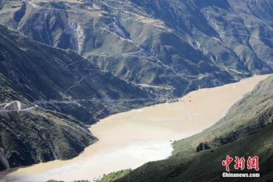 金沙江白格堰塞湖自然泄流 水位已下降20多米