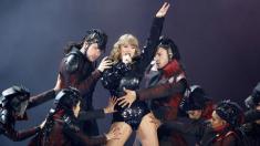 Even at the Rose Bowl, Taylor Swift forges an intimate bond with fans