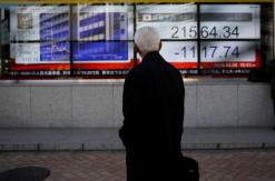 Asia shares struggle with trade fears, oil holds gains