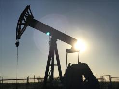 Oil slips toward $77 as Saudi boost, trade tensions weigh