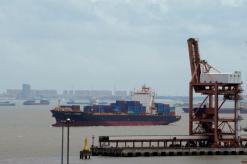 U.S. ramps up trade row with China, threatens new tariffs