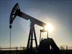 Oil edges lower, set for big weekly decline