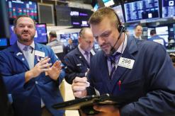 S&P 500 index rises as climbing yields boost financial sector stocks