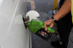 Oil rises as Saudi output dips, U.S. drilling stalls