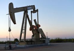 Oil heads for weekly loss on concerns over trade row