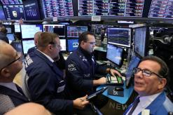 Retail gloom, tech weakness pin down Wall Street