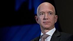 Jeff Bezos accuses National Enquirer of extortion, shows emails threatening to publish nude selfies