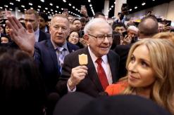 Warren Buffett defends Kraft, says Wells Fargo made 'big mistakes'