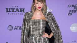 Taylor Swift surprises some fans with cash donations