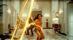 Review: Wonder Woman combats a huckster's rise in '1984'