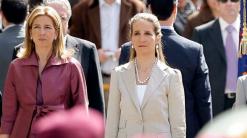 Spanish king's sisters vaccinated on trip to see dad in UAE