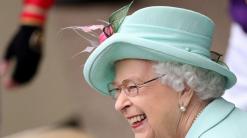 Queen beams as she returns to Ascot after COVID-19 hiatus