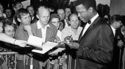 Tributes pour in for groundbreaking actor Sidney Poitier