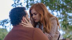 Love bites in 'Wolf Like Me' with Isla Fisher and Josh Gad