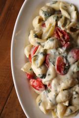 Give Macaroni and Cheese a Summery (Caprese!) Spin