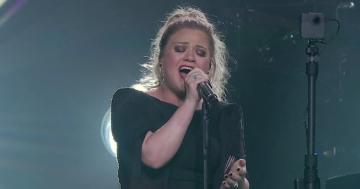 Kelly Clarkson Performs a Beautifully Piercing Cover of Robyn's "Dancing on My Own"