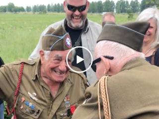 Ninety-year-old WW2 Airborne vets reunited for first time since war (Video)