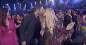 Aww! Carrie Underwood Plants a Kiss on Her Husband in the Middle of Her ACMs Performance