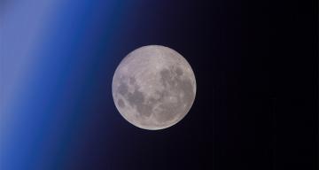 Meteor showers dig up water on the moon