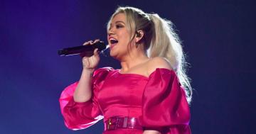 So, Kelly Clarkson Had Appendicitis During the BBMAs, Yet She STILL Crushed 2 Performances