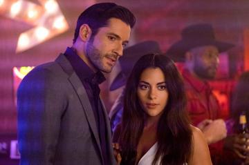 ‘Lucifer’ star Tom Ellis is ‘delighted’ to be back, baring more butt