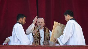 Pope offers hope against darkness in Christmas Day message