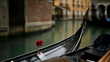 AP PHOTOS: Venice a shell of itself as tourists flee virus