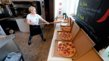 Poland's idle restaurants send free food to medical 'heroes'