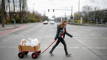 AP PHOTOS: German charity goes home-to-home in virus crisis