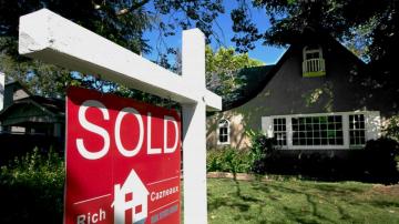 US long-term mortgage rates hover near low; 30-year at 3.31%