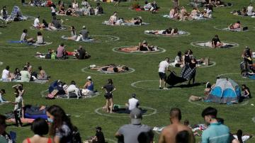 Memorial Day weekend draws crowds and triggers warnings