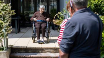 AP PHOTOS: Nursing home residents allowed comfort of family