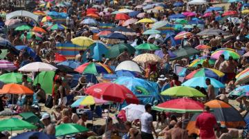 On hottest day of year, thousands cram onto English beaches amid virus