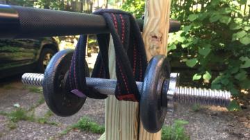 How to Safely Hang Dumbbells From a Barbell