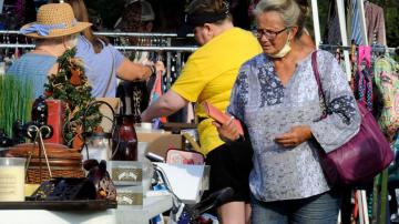 Virus resistant: World's Longest Yard Sale still lines roads