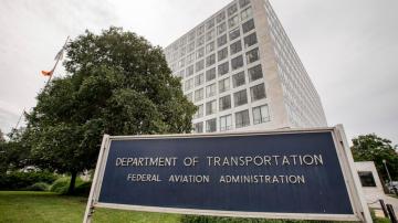 FAA employees who oversee airplane makers report pressure