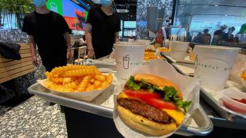Shake Shack shrugs off trade war, opens outlet in Beijing