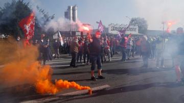 French unions protest tire factory closure amid virus crisis