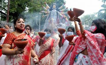 Thousands Violate Covid Norms To Throng Durga Puja Pandals In Kolkata