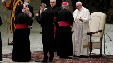 Pope reverts back to mask-less old ways at indoor audience
