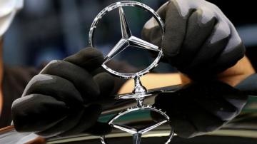 Automaker Daimler rebounds after lockdowns, raises outlook