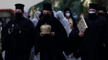 Greece: Bishop's death revives debate on communion safety