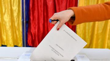 Romanians elect new lawmakers, seek end to political turmoil