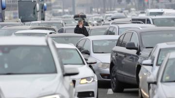 Holiday traffic clogs Balkan borders despite virus warnings