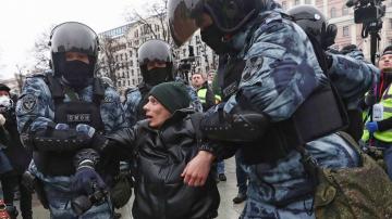 Russia targets Navalny supporters with arrests, searches ahead of new protests