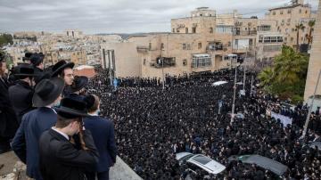 Thousands join in Jerusalem funeral, flout pandemic rules