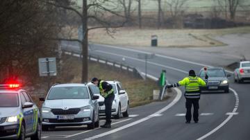Czechs send 30,000 police, soldiers to enforce travel limits