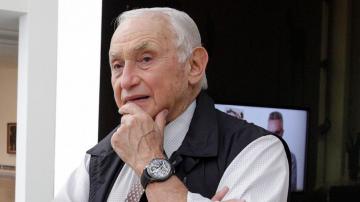 Les Wexner exits board, severs last ties to retail empire