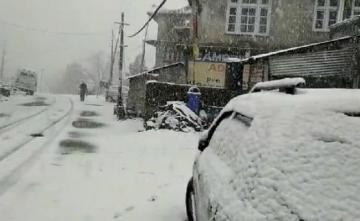 Jammu And Kashmir: Snowfall, Landslides Shut Highway, 300 Vehicles Stuck